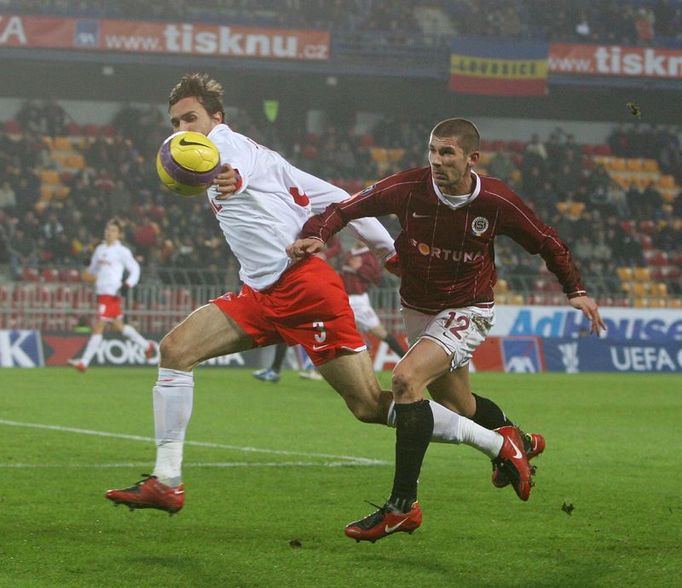 Na hřišti se hrál vyrovnaný fotbal. Jan Rezek ze Sparty bojuje v prvním poločase o míč s Martinem Stranzlem (v bílém).