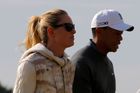 Už ve čtvrtek začne jeden z dalších vrcholů golfové sezony slavné British Open. Americká jednička Tiger Woods v pondělí zahájil tréninkové kolo po boku s přítelkyní Lindsey Vonnovou.