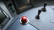 Kabina řídicího vozu vznikla spoluprací se strojvedoucími. Je ergonomická, bezpečná, bohatě prosklená, ovládací prvky tvoří joysticky, dotyková klávesnice i tlačítka a displeje. Traťová signalizace je přímo v kabině strojvedoucího. Sledovat návěstidla, když vlaku urazí sto metrů za vteřinu, není dost dobře možné
