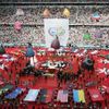 Vlajky 32 účastníků fotbalového MS při slavnostním zahájen šampionátu.