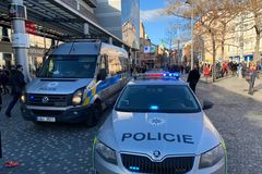 Kvůli nahlášené bombě policie evakuovala stanici Anděl. Na místě byl i pyrotechnik