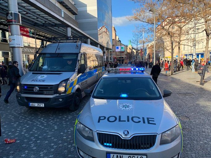 Zásah policie po ohlášení bomby na Andělu