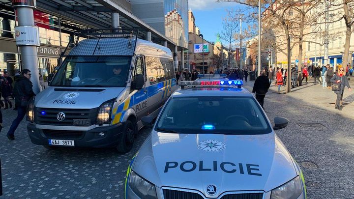 Kvůli nahlášené bombě policie evakuuje stanici Anděl. Na místo jede pyrotechnik