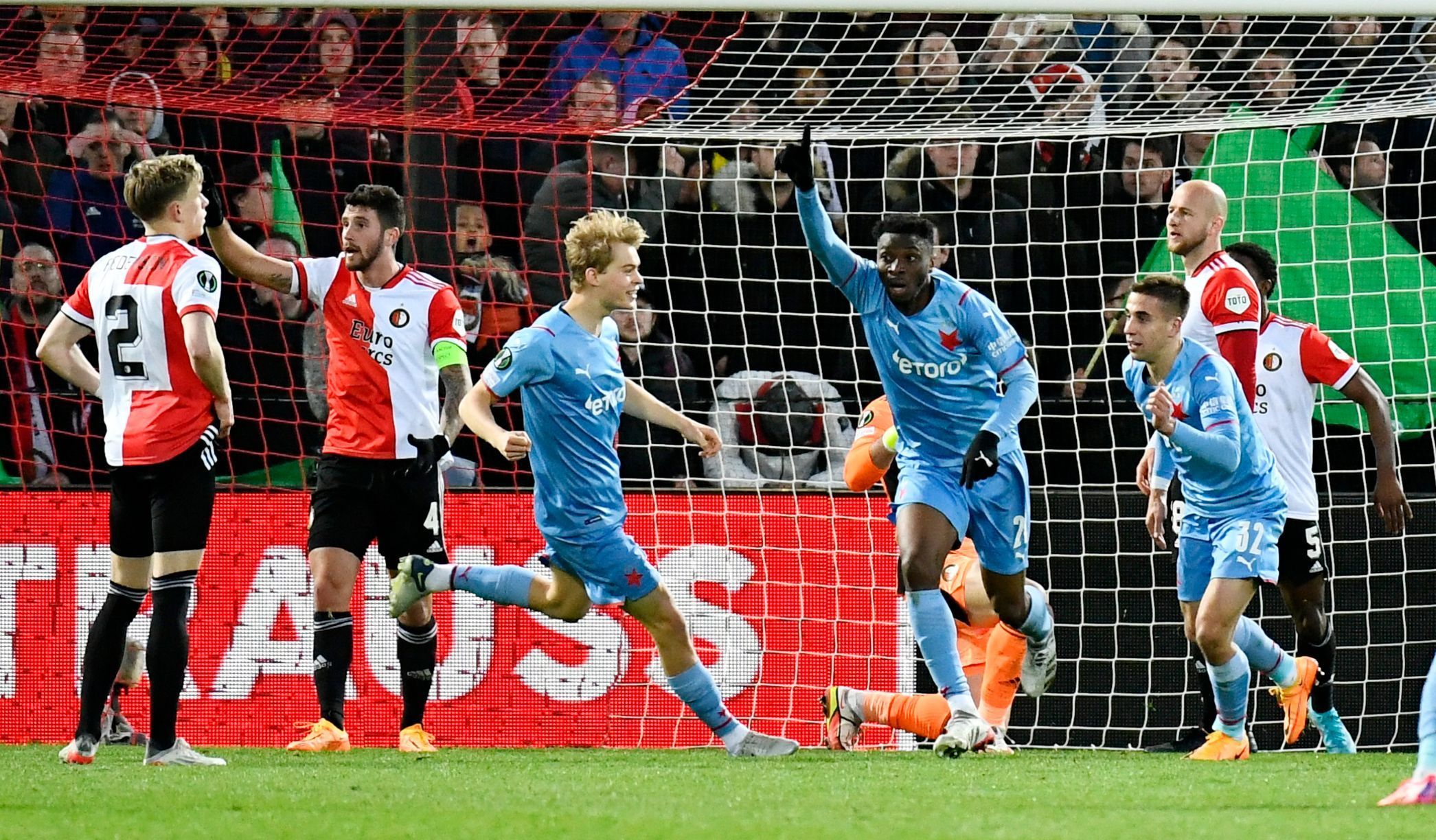 Ibrahim Traoré slaví třetí gól v prvním čtvrtfinále Evropské konferenční ligy Feyenoord - Slavia