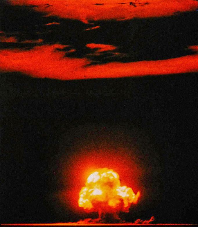 Test atomové bomby Trinity v rámci projektu Manhattan byl první detonací jaderného zařízení. 16. 7. 1945