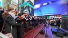 Snímek z vystoupení Pražského filharmonického sboru na Times Square.