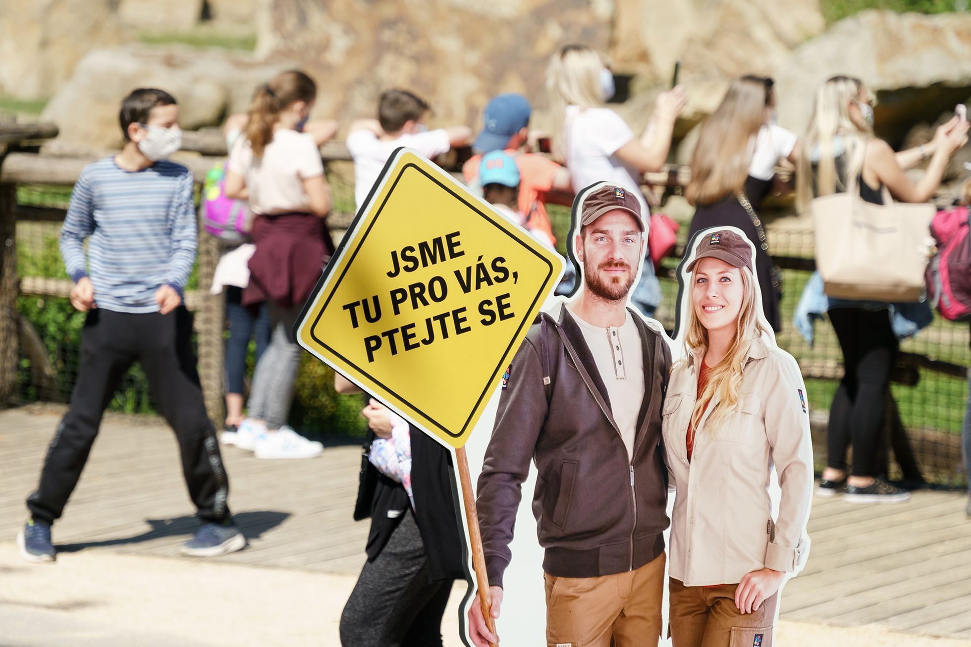 Pražské jaro v rouškách. První den v znovu otevřené zoo, lidé v botanické zahradě