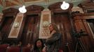 Mercedes Santos (L) and her partner Theresa Volpe wait for the start of a Senate Executive Committee hearing on same-sex marriages at the Illinois State Legislature in Springfield, Illinois, January 2, 2013. Volpe and Santos are a same-sex couple raising two of their biological children as they struggle to get same-sex marriages passed into law in Illinois. Picture taken January 2, 2013. REUTERS/Jim Young (UNITED STATES - Tags: SOCIETY) Published: Bře. 25, 2013, 6:07 odp.