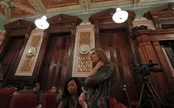 Mercedes Santos (L) and her partner Theresa Volpe wait for the start of a Senate Executive Committee hearing on same-sex marriages at the Illinois State Legislature in Springfield, Illinois, January 2, 2013. Volpe and Santos are a same-sex couple raising two of their biological children as they struggle to get same-sex marriages passed into law in Illinois. Picture taken January 2, 2013. REUTERS/Jim Young (UNITED STATES - Tags: SOCIETY) Published: Bře. 25, 2013, 6:07 odp.