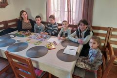 Při útěku si nestihli sbalit ani kartáčky. Čtyři děti našly útočiště nedaleko Ještědu