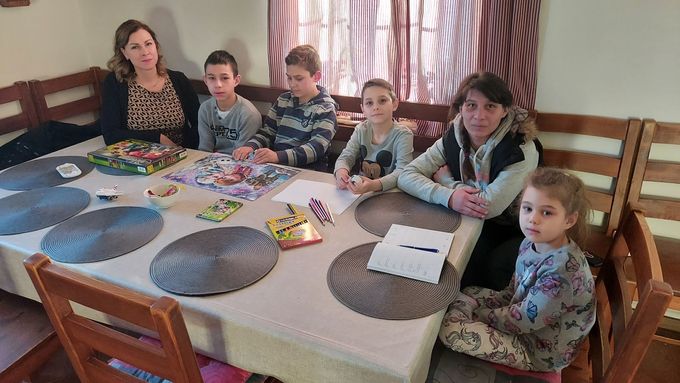 Alena Vrbková (vlevo) se Světlanou a jejími dětmi.
