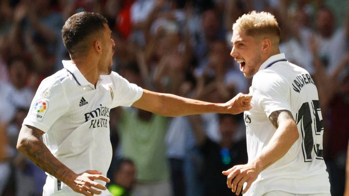 Dani Ceballos a Federico Valverde slaví gól Realu Madrid proti Mallorce ve španělské lize.