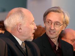 Režisér J.A.Pitínský s předsedou divadlení poroty Petrem Pavlovským (vlevo).