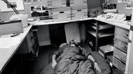 V agentuře Magnum Photos, kde Josef Koudelka pracoval a spal, Paříž, 1989. Pořízeno samospouští.