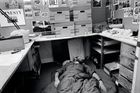 V agentuře Magnum Photos, kde Josef Koudelka pracoval a spal, Paříž, 1989. Pořízeno samospouští.