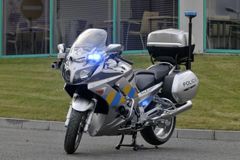 Policistu na motorce zřejmě srazilo auto