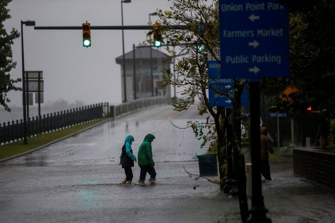 Hurikán Florence se blíží k východnímu pobřeží USA.