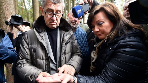 Foto: A máme ho! Babiš vyrazil na Vysočinu seznámit se s kůrovcem