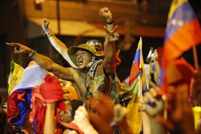 Supporters of Venezuelan president Hugo Chavez celebrate outside Miraflores Palace in Caracas October 7, 2012. Venezuela's socialist President Chavez won re-election in Sunday's vote with 54 percent of the ballot to beat opposition challenger Henrique Capriles. REUTERS/Jorge Silva (VENEZUELA - Tags: POLITICS ELECTION) Published: Říj. 8, 2012, 4:17 dop.