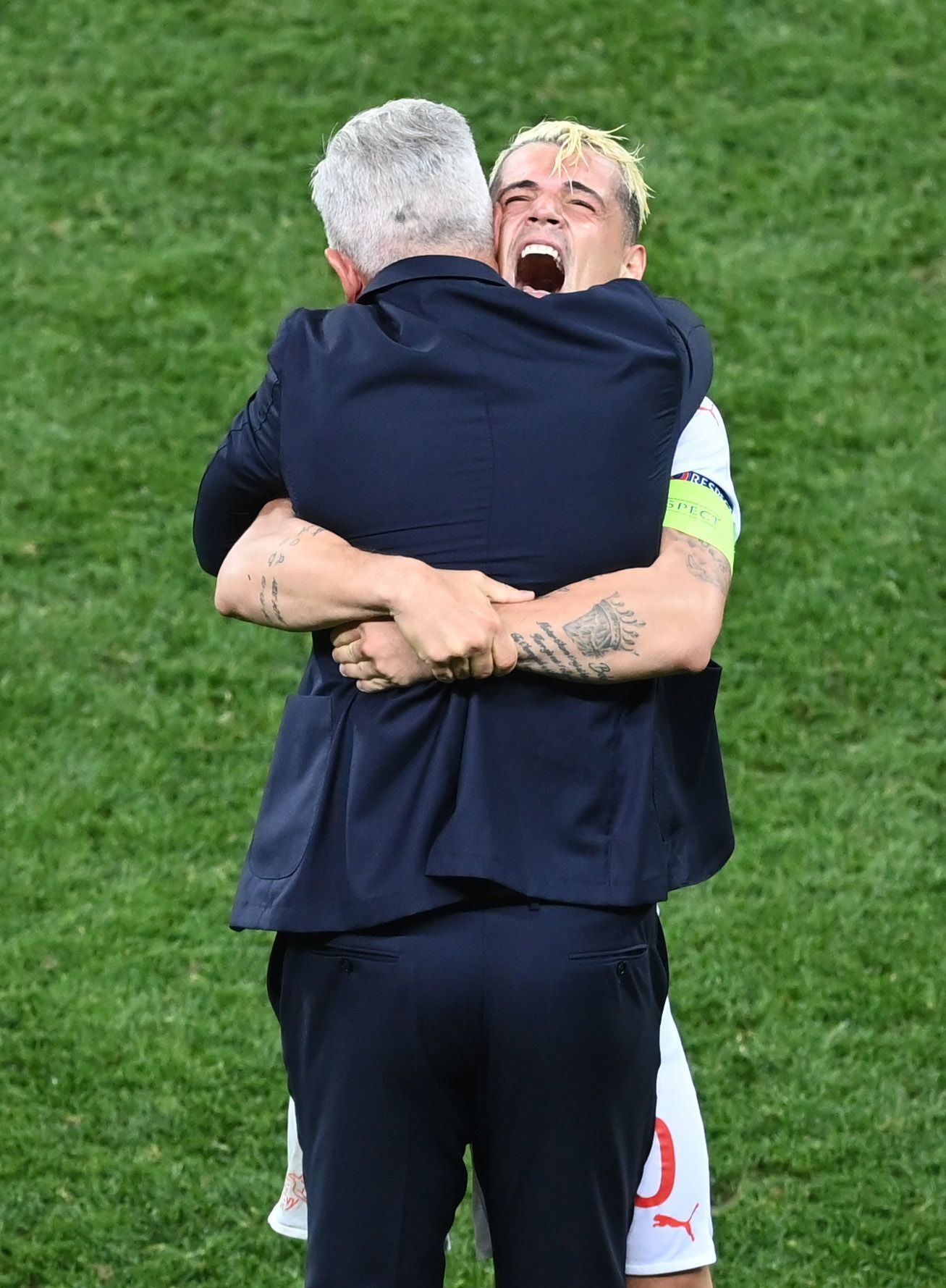 ME ve fotbale 2021, Francie - Švýcarsko: Granit Xhaka a Vladimir Petkovic slaví postup Švýcarů