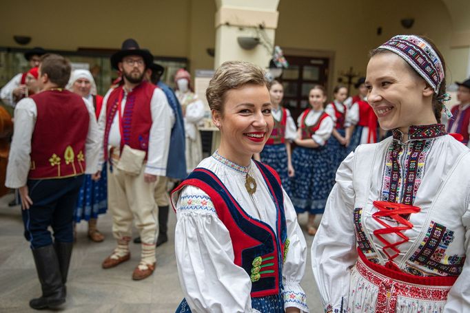 Výstava krojů v poslanecké sněmovně, na kterou dorazili někteří poslanci a poslankyně v krojích