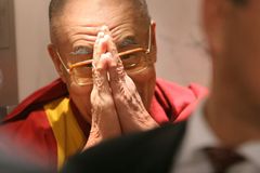 Dalajlama je v Česku, vyprodal Kongresové centrum
