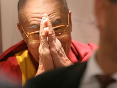 Nedělní přednáška Jeho Svatosti dalajlamy „Porozumění: Cesta ke štěstí" ve Velkém sále Kongresového centra je již beznadějně vyprodaná. Její přenos bude možné sledovat na stránkách nadace Forum 2000 .