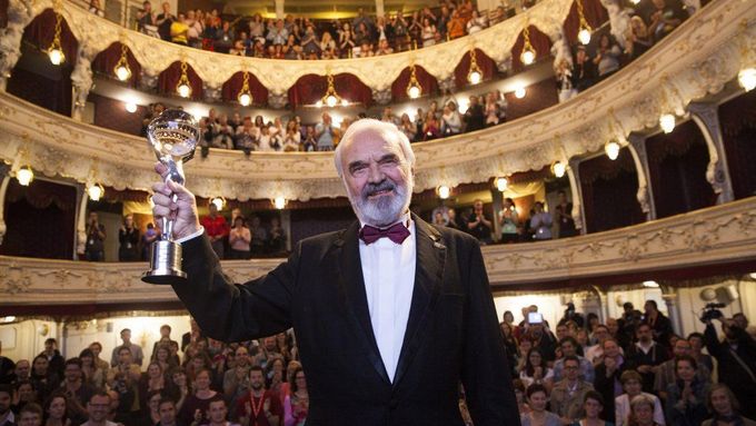 Zdeněk Svěrák s Cenou prezidenta festivalu v karlovarském divadle.