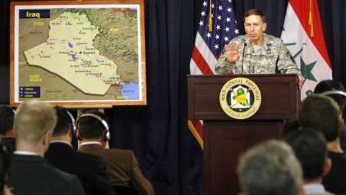 Vrchní velitel amerických sil v Iráku generál David Petraeus na tiskové konferenci v Bagdádu