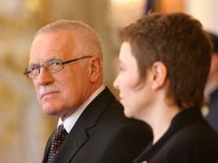 Prezident Václav Klaus při jmenování nových rektorů vysokých škol. Vedle něj ministryně školství Petra Buzková.