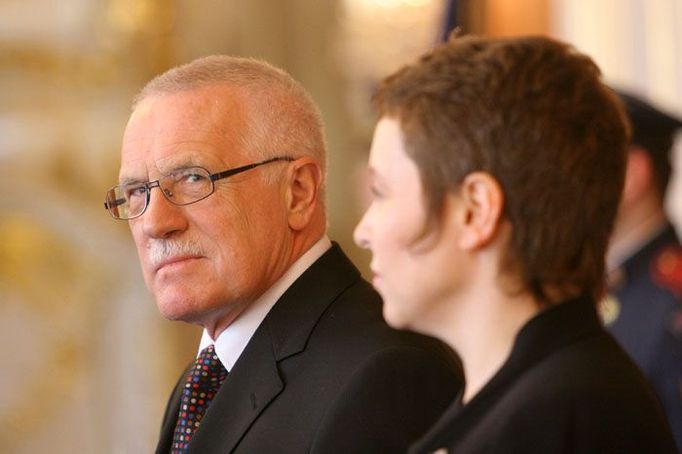 Prezident Václav Klaus při jmenování nových rektorů vysokých škol. Vedle něj ministryně školství Petra Buzková.