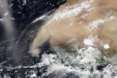 Saharský prach opět přiletí do Česka, v neděli může snížit očekávané teploty
