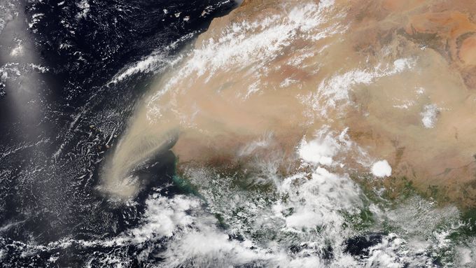 Oblak písečného prachu ze Sahary zachytily družice amerického Národního úřadu pro oceán a atmosféru (NOAA) 7. června 2020.