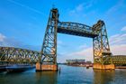 Rotterdam dočasně rozebere historický most, aby proplula jachta zakladatele Amazonu