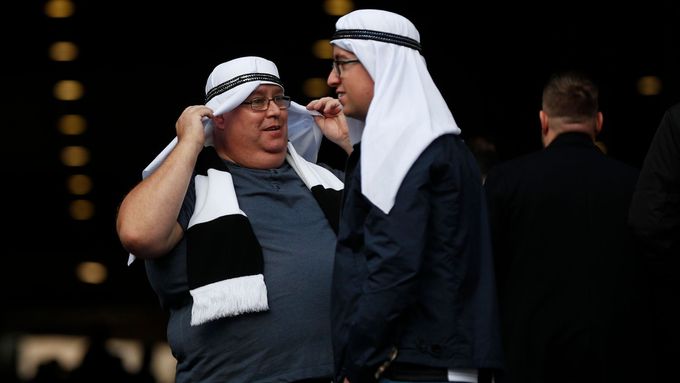 Fanoušci Newcastlu v tradičních arabských pokrývkách hlavy při nedělním zápase s Tottenhamem