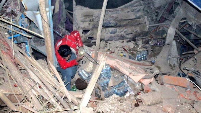 Následky zemětřesení, který v noci na pondělí postihlo sever Afghánistánu.