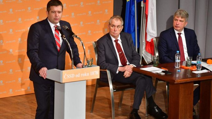 Jan Hamáček na sjezdu ČSSD v roce 2019, kdy byl zvolen drtivou většinou delegátů předsedou strany. Na sjezd přijel také prezident Miloš Zeman, který tehdy po dlouhé odmlce vyjádřil ČSSD podporu.