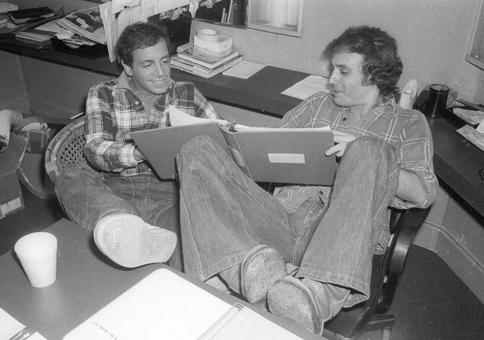 Spolumajitelé klubu Studio 54, Ian Schrager (vlevo) a Steve Rubell, v kanceláři svého podniku v New Yorku v roce 1977, v době jeho největší slávy.