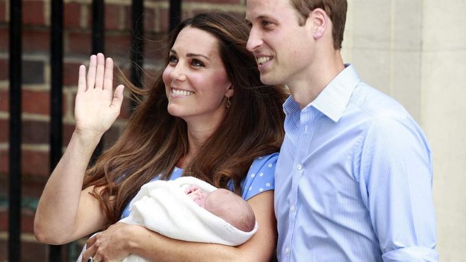 Takto zdravili Kate a William novináře v roce 2013, když se jim narodil syn George.
