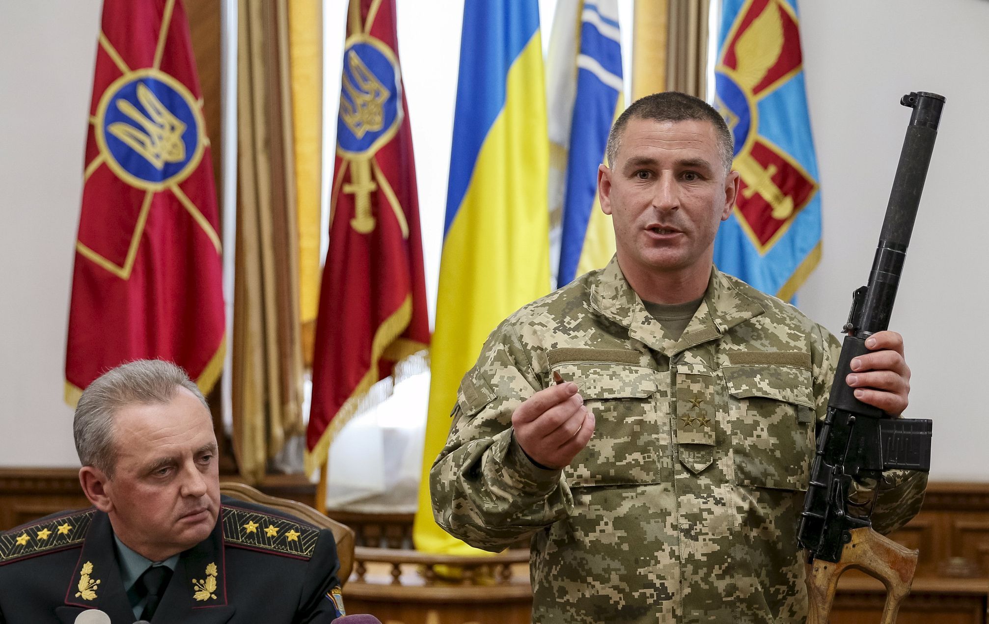 Zástupci generálního štábu ukrajinské armády ukazují zbraň, kterou našli u zajatého Rusa.