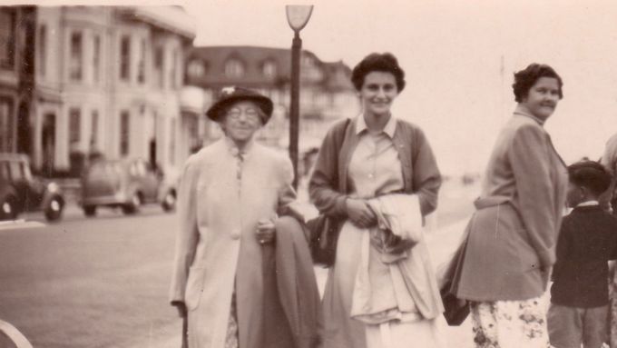 Britka Minnie Simmondsová (úplně vlevo) se svou adoptivní dcerou Evou Leadbeaterovou po druhé světové válce.