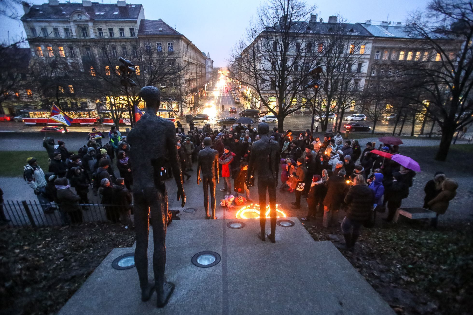 Modlitba za čínské křesťany u památníku komunismu v Praze, 16.3.2018