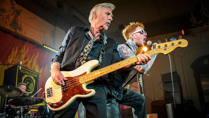 Na snímku z úterního koncertu Sex Pistols jsou v popředí basista Glen Matlock a zpěvák Frank Carter.