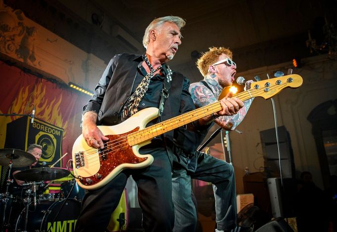 Na snímku z úterního koncertu Sex Pistols jsou v popředí basista Glen Matlock a zpěvák Frank Carter.