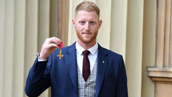 Ben Stokes s Řádem britského impéria, který v roce 2020 obdržel od královny Alžběty II. a nyní o něj přišel během loupeže.