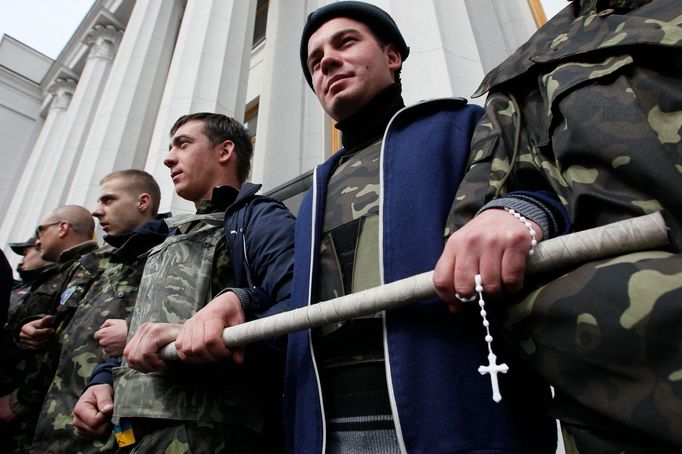 Members of a &quot;Maidan&quot; self-defence unit stand guard in front of the Ukrainian parliament building in Kiev April 15, 2014.