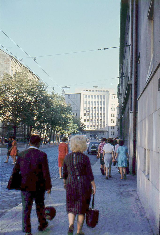 Žižkově ulici vévodí fasáda mohutné budovy Pozemních staveb. Postavená v letech 1957–1958 podle projektu Otto Kubíka