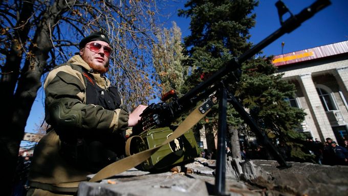 Na východě Ukrajiny operuje podle odhadů až 10 000 ozbrojenců z Ruska.