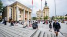 Návštěvníci festivalu Jiráskův Hronov naslouchají autorské poezii.