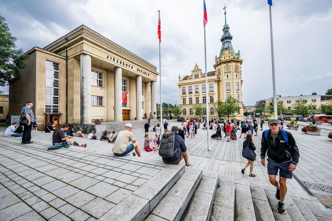 Návštěvníci festivalu Jiráskův Hronov naslouchají autorské poezii.